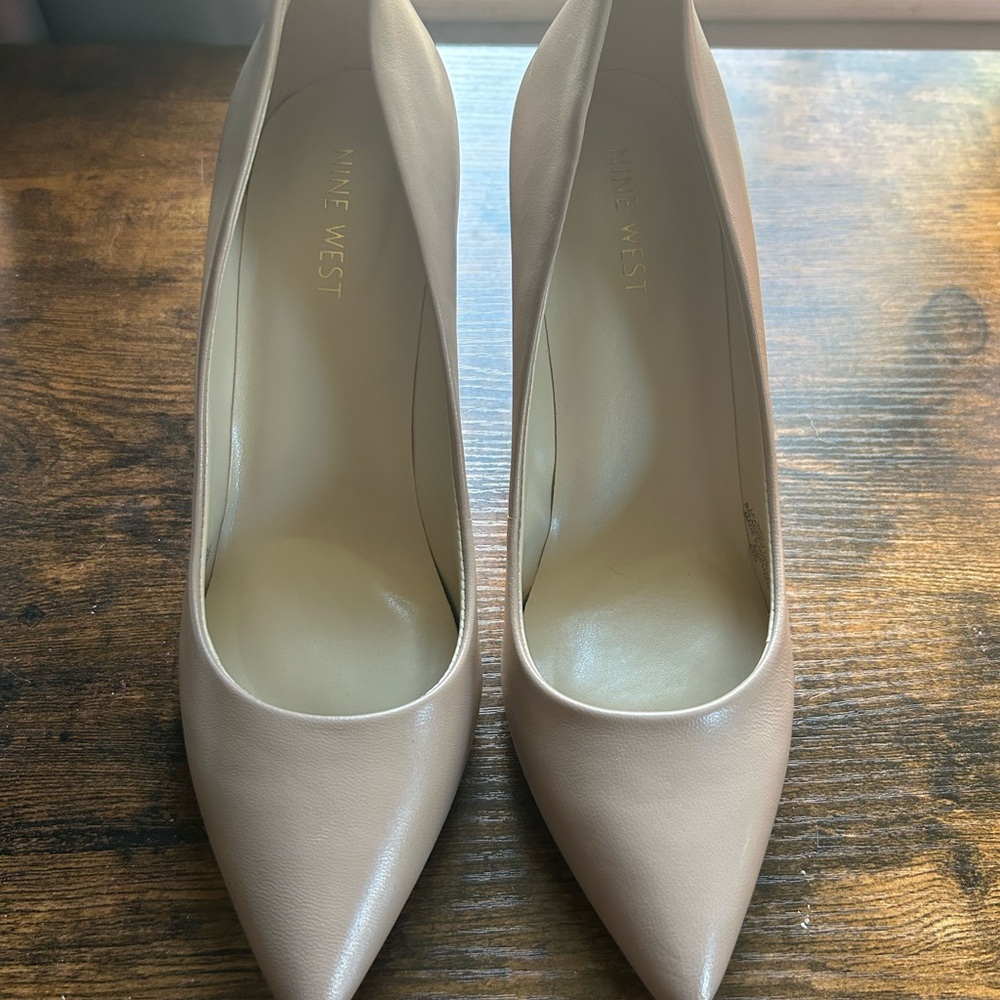 Nine West Ettanude Size 7.5M Nude Leather Pointed Toe Pumps Work Office Event